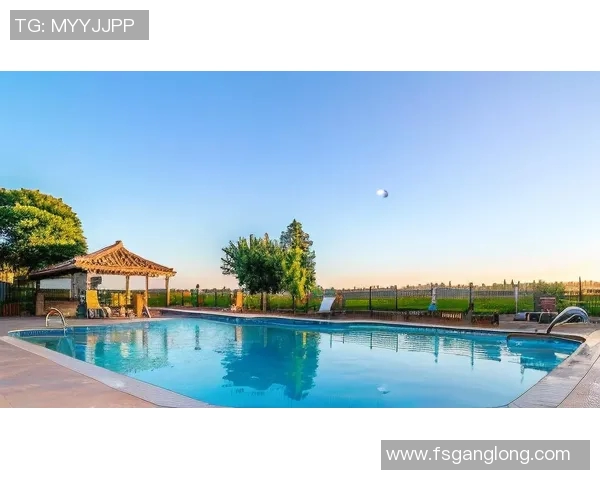 泳池环绕的度假胜地打造舒适清凉享受畅游夏日阳光